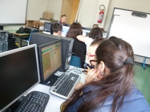 Gli alunni a lavoro in sala computer