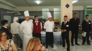 Gli alunni con i docenti di esercitazioni tecnico pratiche di cucina Rapisarda e Baudo